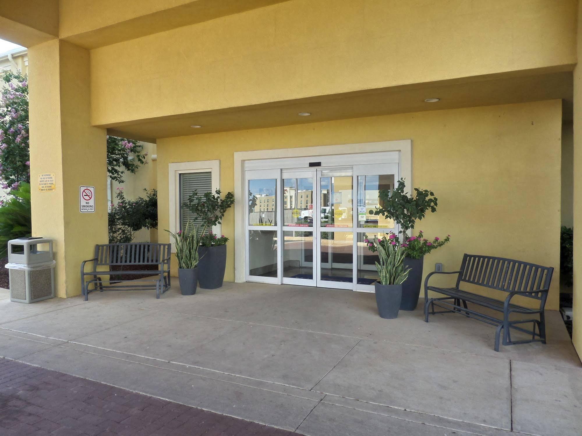 Baymont By Wyndham Pearsall Exterior photo